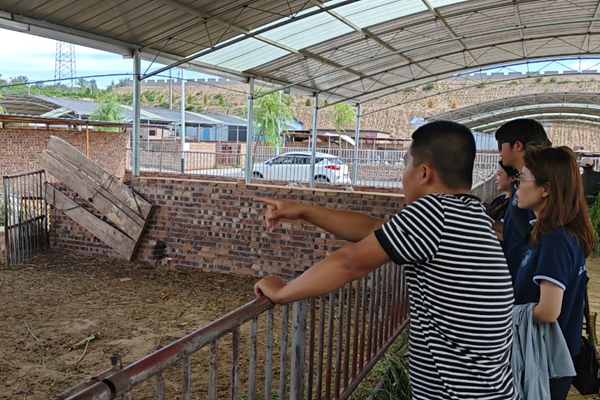 3a0a3d00826a42b0b2ab5abdfb8e6867.png 图片二 工作人员曹如幸向队员们介绍养殖小区的发展模式.png