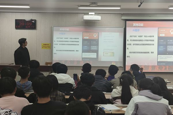 图一 宣讲人认真讲解二课政策.jpg