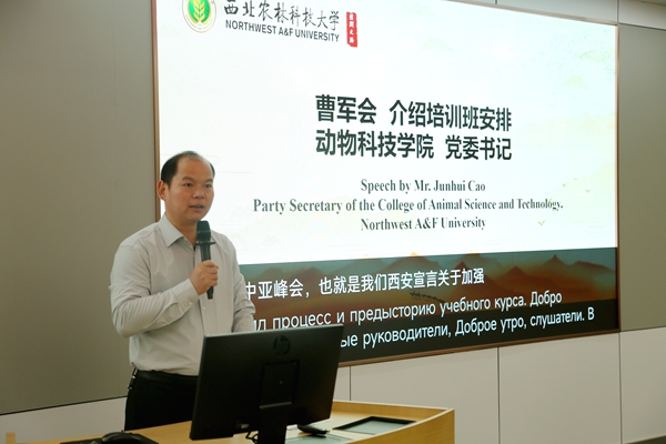 探花系列
党委书记曹军会介绍培训班安排.JPG