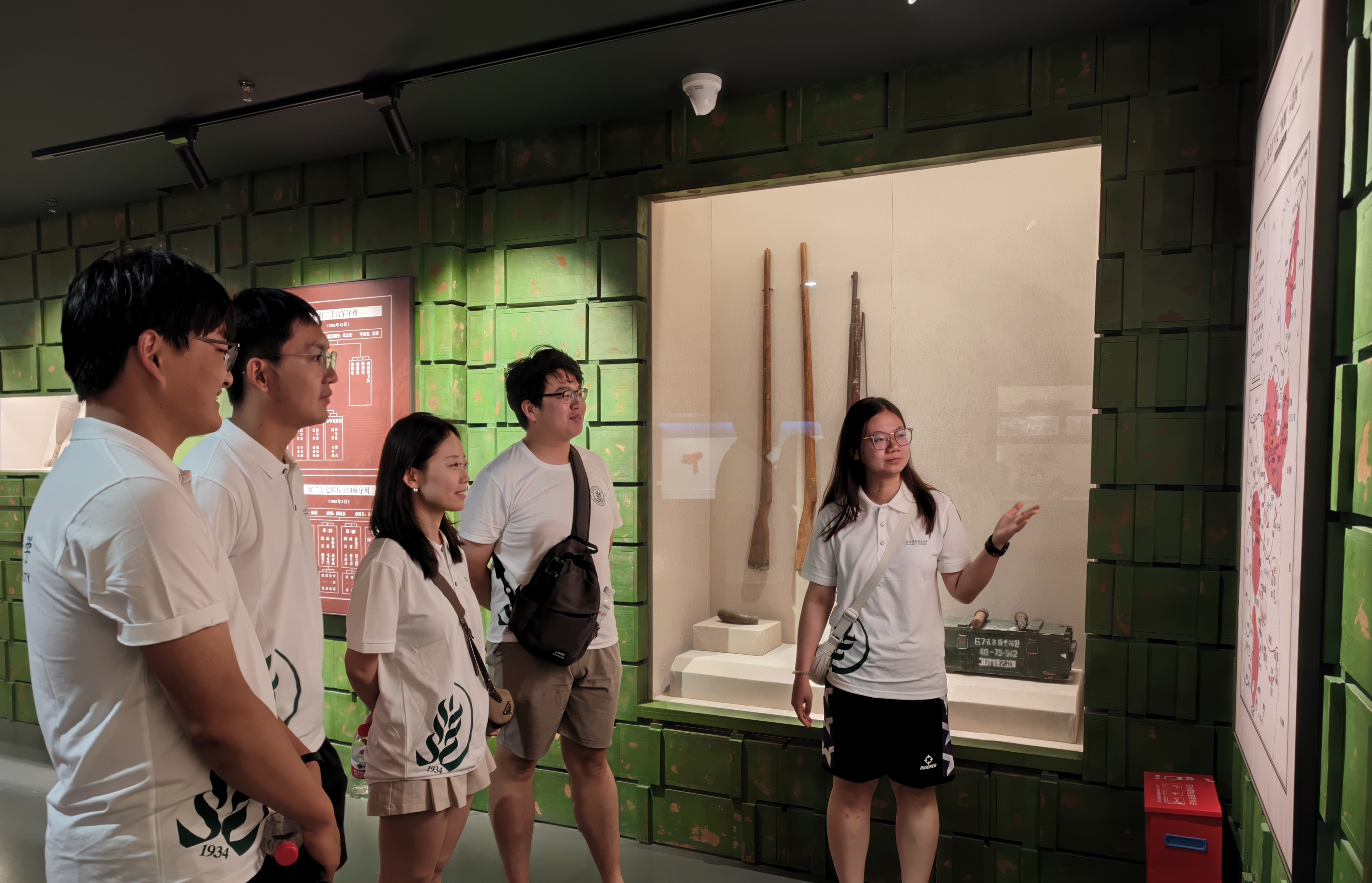 图片一 王嘉昕老师为队员们讲解红军反围剿过程.jpg