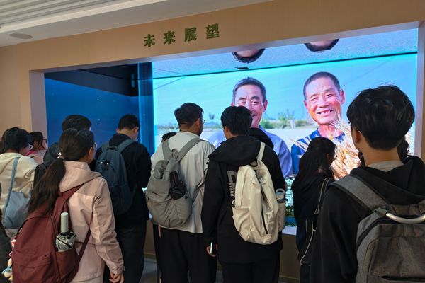 图五 同学们看未来校园展望未来.jpg