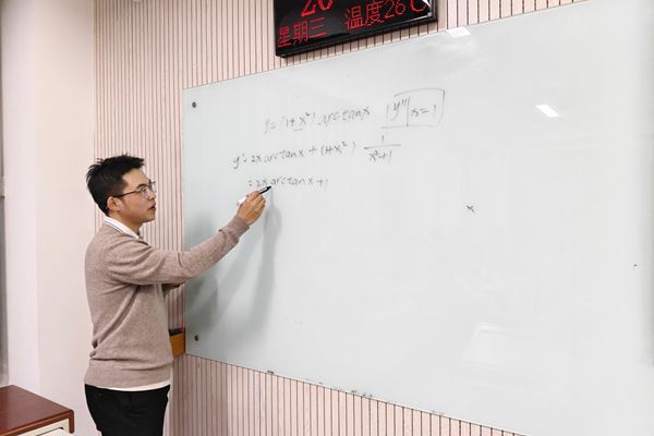 图二 刘洋学长通过剖析例题讲解重难点_副本.jpg