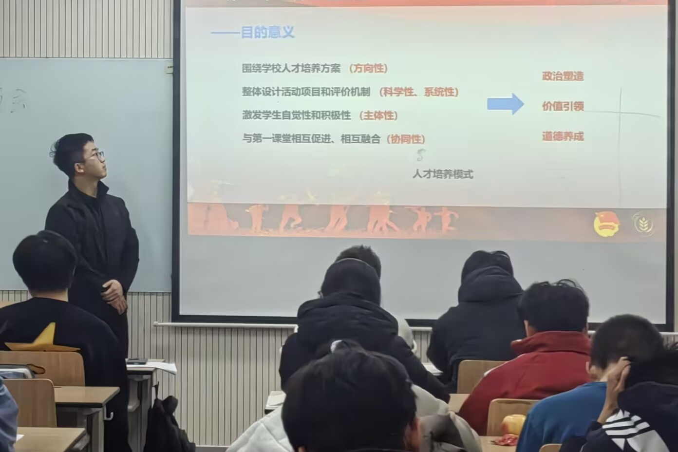 图二 志愿者开展线下讲解工作.jpg