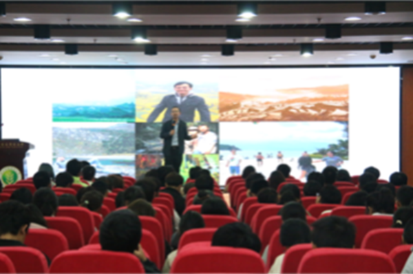 图二 姜院长讲述他的故事激励大家.png