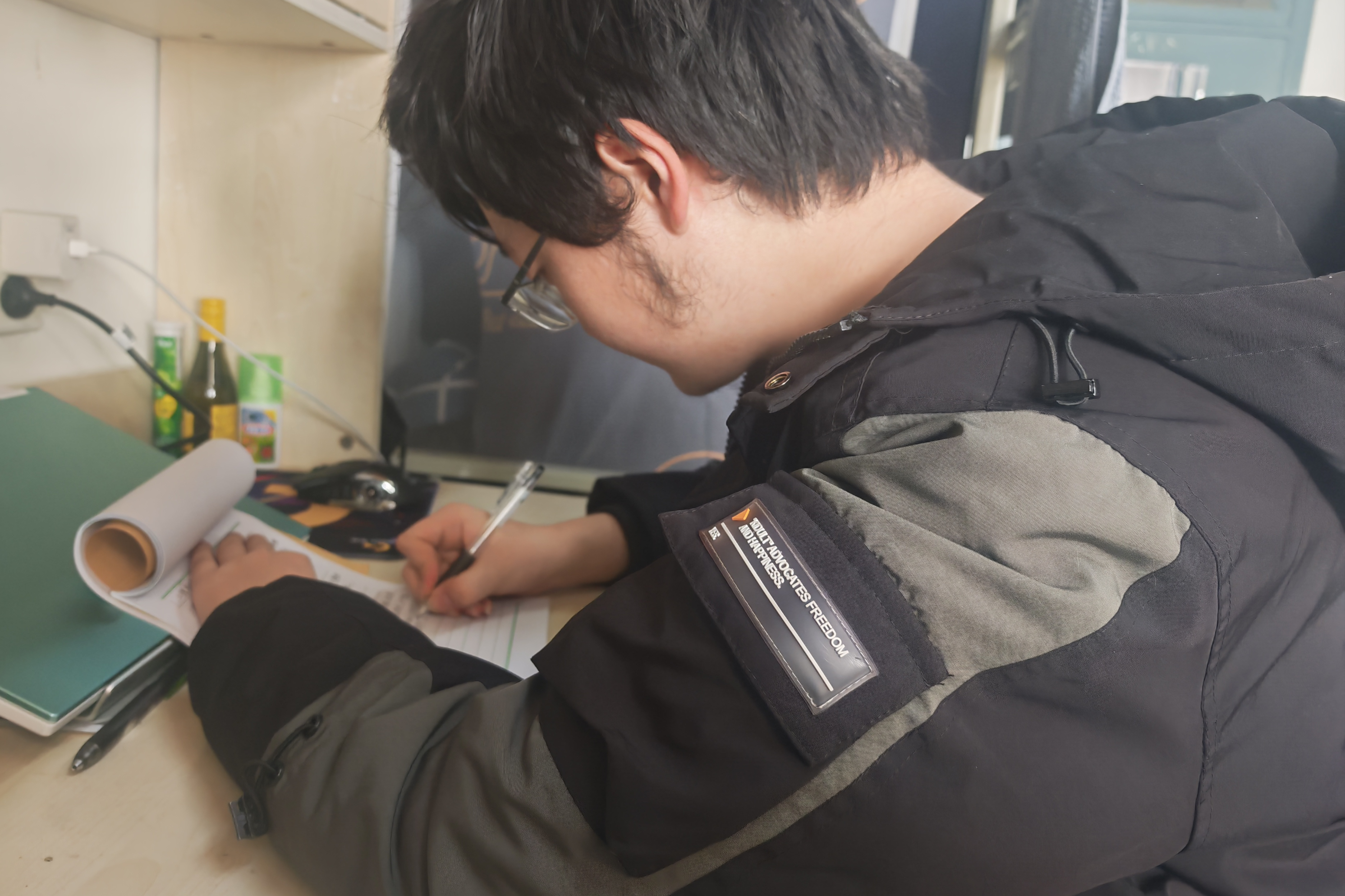 图一 探花系列
工作人员整理高频问题并总结答案.jpg