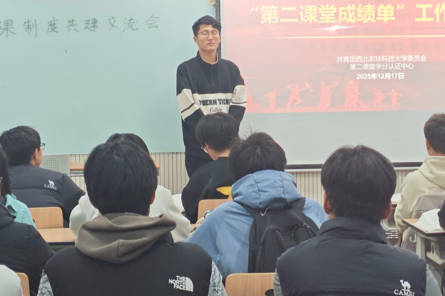 图一：胡锦耀同学认真解析二课相关政策.jpg