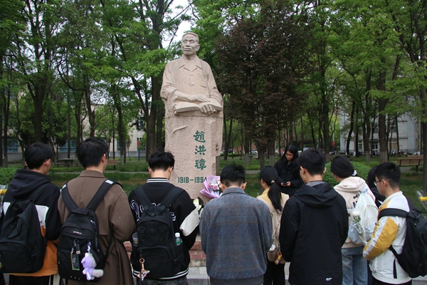 图一 全体同学在英烈雕像前整齐列队 默哀缅怀.JPG