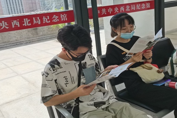 d4d9dffaf00747a384b1016ab91a2775.jpg 队员任纪元和高源在休息时认真学习交流.jpg