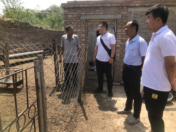 ddcb6d9cf3cd4c05b48a348464013827.jpg 在农户家开展现场指导.JPG