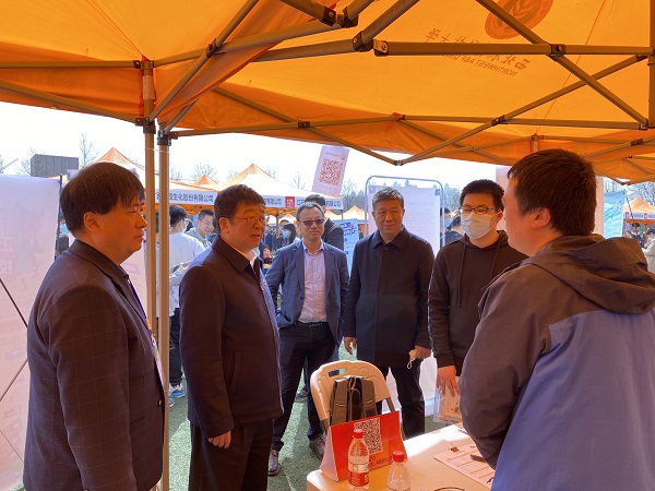 716e0d07ccaa40e88eb804574833a3c6.jpg 与企业亲切会谈.jpg