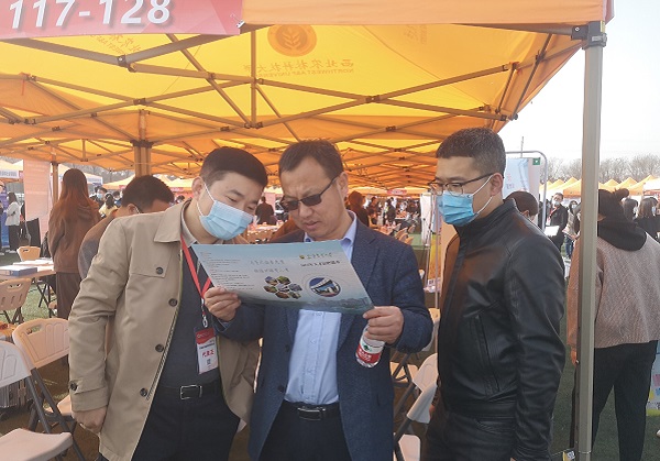 d4571067c50d4c3193205f977d73b6bf.jpg 现场洽谈.jpg