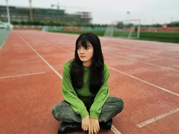 a0f7bfd322b7476aac81316c016628d5.jpg 何春生活照.jpg