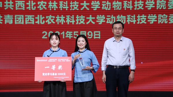 638ff8f4b1b34cb6a0caf4ca621d6298.jpg 副校长马建华为一等奖选手颁奖.jpg