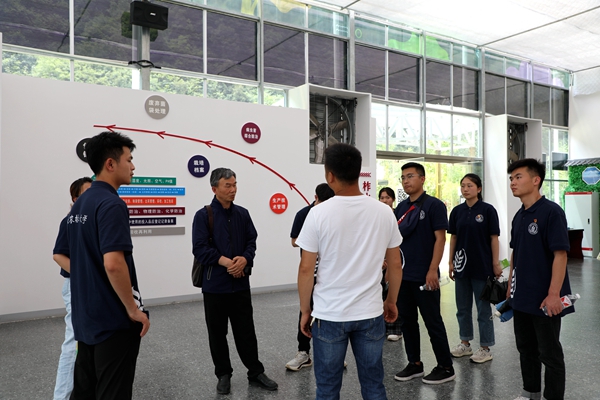 7227f77cce274e818104dbb75d3856f2.jpg 图片二 团队在电商平台中心调研.JPG