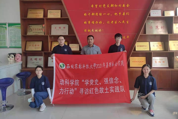 14651caf369a418090571de3ed0d06b8.jpg 与梁书记在村委会合影.jpg