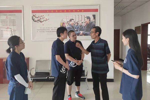 6ef1fee0dd194ba59029c62eddfca1ea.jpg 成员与老党员曾世德爷爷交流.jpg