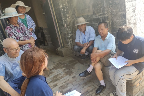 c9e7ebcc1f914facbc3a8c97d3739739.jpg 队员与村民们交流.jpg