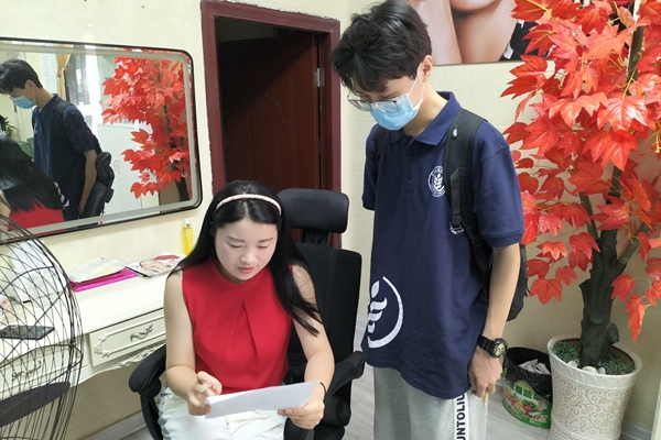 d2ac34d4cbe645c297e6648eaa4030b5.jpg 群众填写问卷调查.jpg