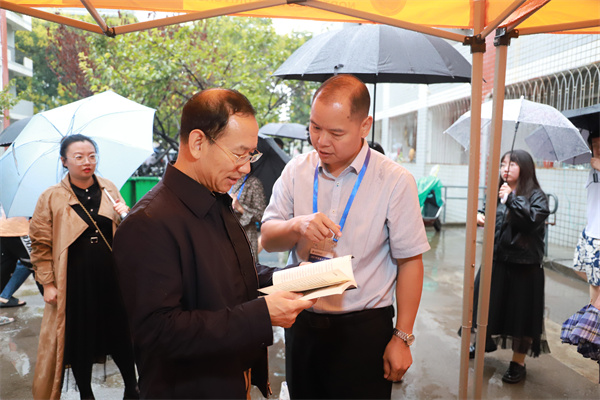 校党委副书记闫祖书视察探花系列
迎新准备工作.jpg