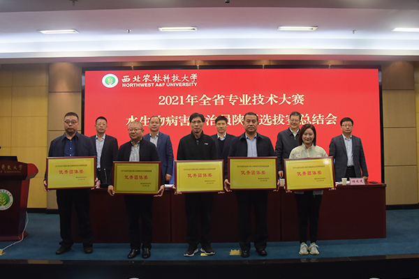 77c917b355a54712ae2ae790cb4a4f77.jpg 优秀团体奖获得队伍.JPG