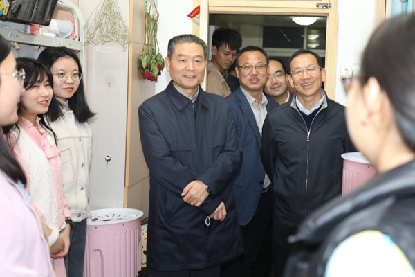 77af7c052b5d45f480bf250f3d409270.jpg 校党委书记李兴旺走访学霸宿舍_副本.jpg