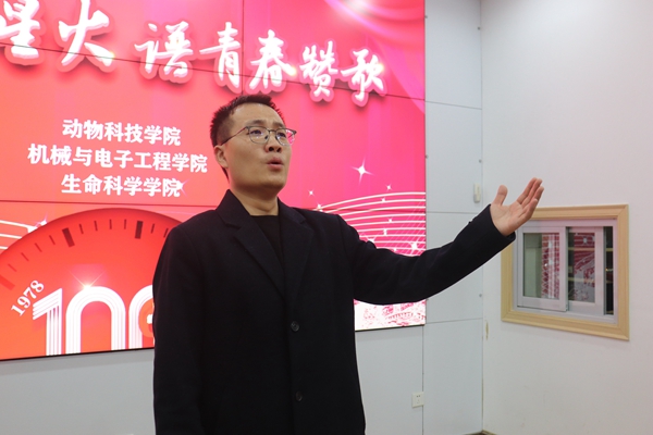 0db12a91183b42678ef11107c1243445.jpg 老师2.jpg