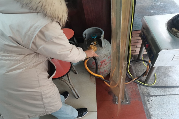 75b6d7a5ca0043919b4b1490e1c044cf.jpg 村助挨家挨户检查煤气罐(1).jpg