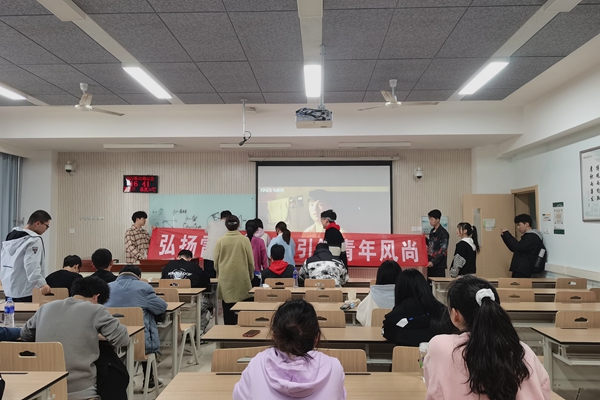 b0e8f482d2954cc5b1f753a34769e966.jpg 动科2001班.jpg