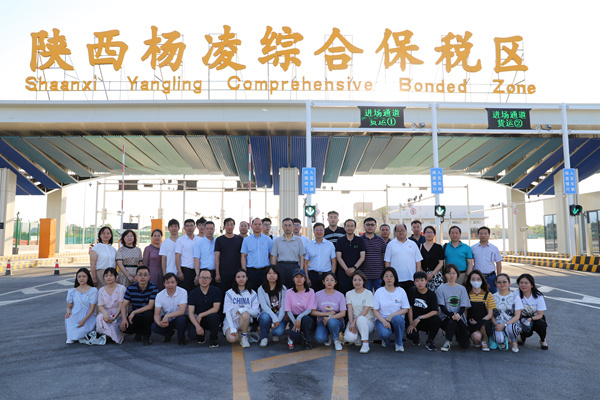 d228ba29b40b4a699b64d5da7e3c045f.jpg 合影_副本.jpg