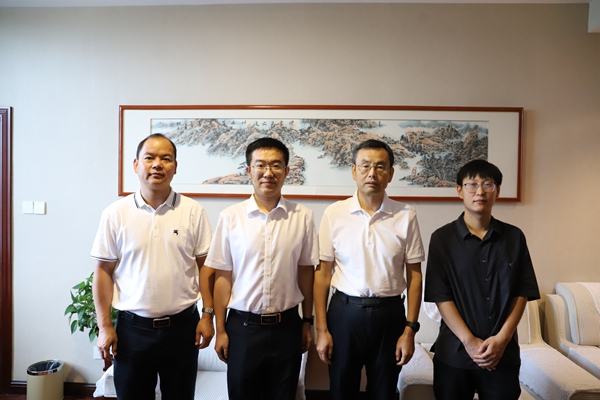 9d8db5a14cb34481be2287f369c7a11f.jpg 与校友代表合影_副本.jpg