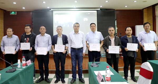 0b38bd54a546409aafa6380b0ef72815.jpg 史怀平教授向基地县负责人颁发聘书_副本.jpg