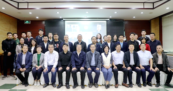 81ba34f278f848ee96720cc693061f5b.jpg 全体参会人员合影_副本_副本.jpg