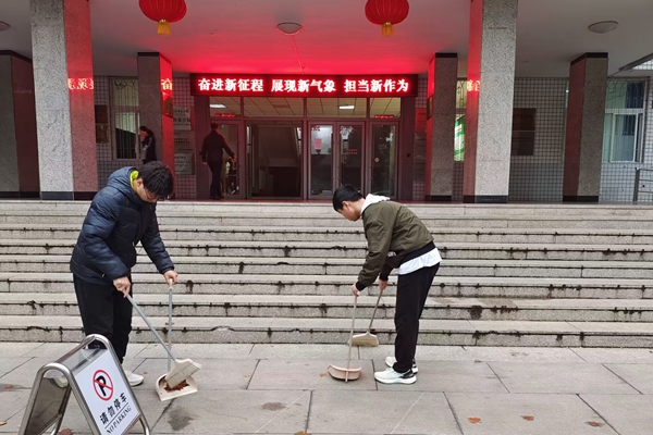 4ebd56d3e5cc4df3a6bde929329fe749.jpg 志愿者打扫落叶.jpg