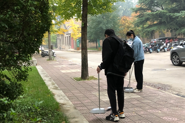 53079f1701f748de95c49ca6d01ee945.jpg 志愿者清扫垃圾.jpg