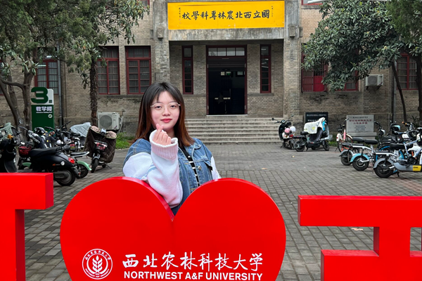 6f192f8a163c482e8a68d40e0dc5cd3f.png 张淇瑞_副本.png