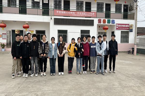 142bfe553b0e4a6fb92707c313f708c6.jpg 志愿者到达支教地点_副本.jpg