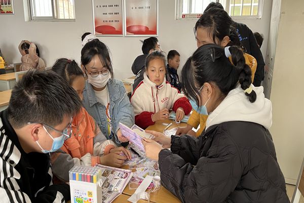 b00c46dc5dcf457bbb752b9df23416cc.jpg 志愿者与孩子们共同动手操作_副本.jpg