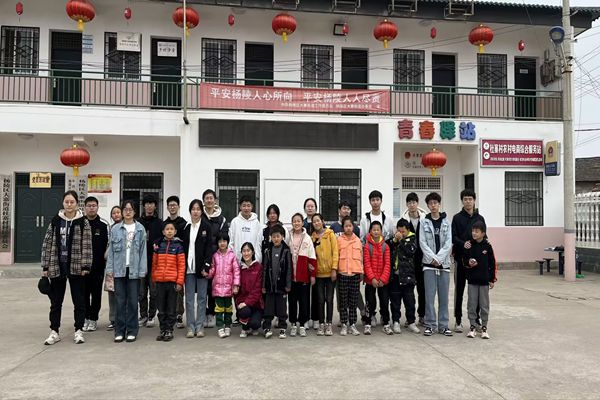 bedd9cd7c93b427599e44967f861b9cc.jpg 志愿者与孩子们合影_副本.jpg