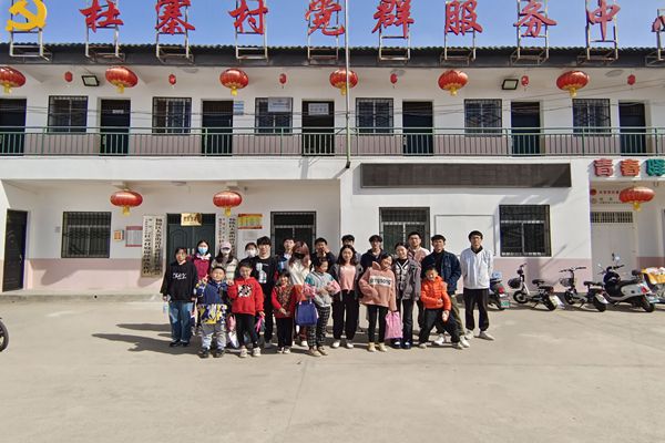 3aa42ad12a93487a9dbe96526a5f927a.jpg 志愿者与孩子们的合影_副本.jpg