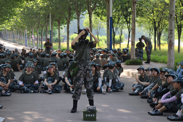 6c7fbb58a0c34ef3befd2fc49a628b62.jpg 教官示范防毒面具的使用.JPG