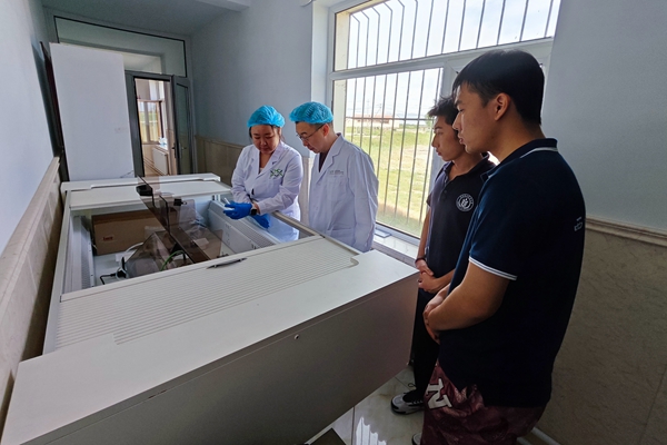 0d7a06dfd2914d7db1b2e9cc48f57b09.jpg 图片三 团队在冻精加工及品质分析室进行参观.jpg