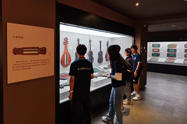 4616060966ad403585fe42d7e13eca60.jpg 图片一 队员参观乐器算盘展厅.jpg