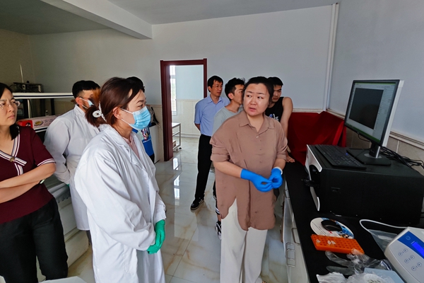 5e574f2e7b6f4b0391695fb22514ef3b.jpg 图片五 内蒙农大徐冰冰老师为团队介绍冷冻精液复苏方法.jpg