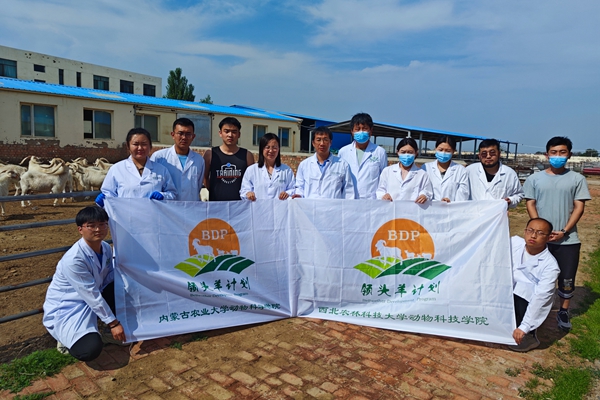 857602461e7548c0b21d73aece21793a.jpg 图片七 团队与内蒙农大师生合影.jpg