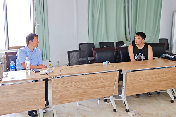 8c9a363c6bd84f1c8e3bcac69169bd6e.jpg 图片六 杨雨鑫老师询问队员近况.jpg