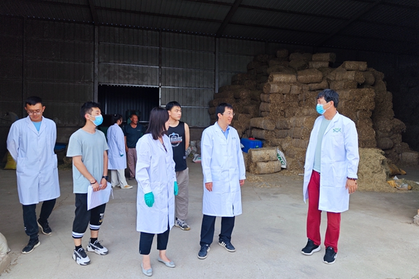 a27d212b36a2480a9ad5d8f1078a0be8.jpg 图片四 杨雨鑫老师参观干草棚与精料库.jpg