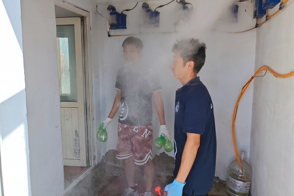 f229577569aa49bea2eada631d851d07.jpg 图片三 队员进行采样前喷淋消毒.jpg