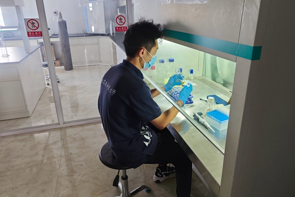 f3a9bacac20f4bc89a6a7ca30b9a9477.jpg 图片一 队员配置日常所需菌液添加剂.jpg