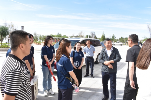 72209b52a3e1401a970f8f4385c5e89f.jpg 图片九 横山区常务副区长鲍二伟与团队师生沟通交流.JPG