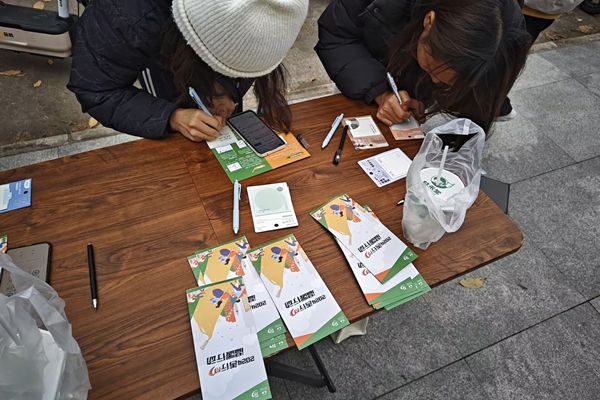 图一 同学们积极参与,写下自己对消防安全的独特认识.jpg